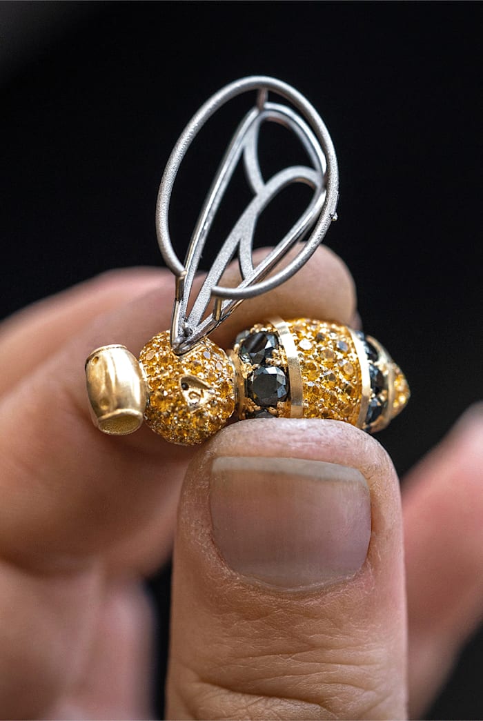 مجوهرات راقية: نحل مرصّع بالياقوت الأصفر والألماس الأسود