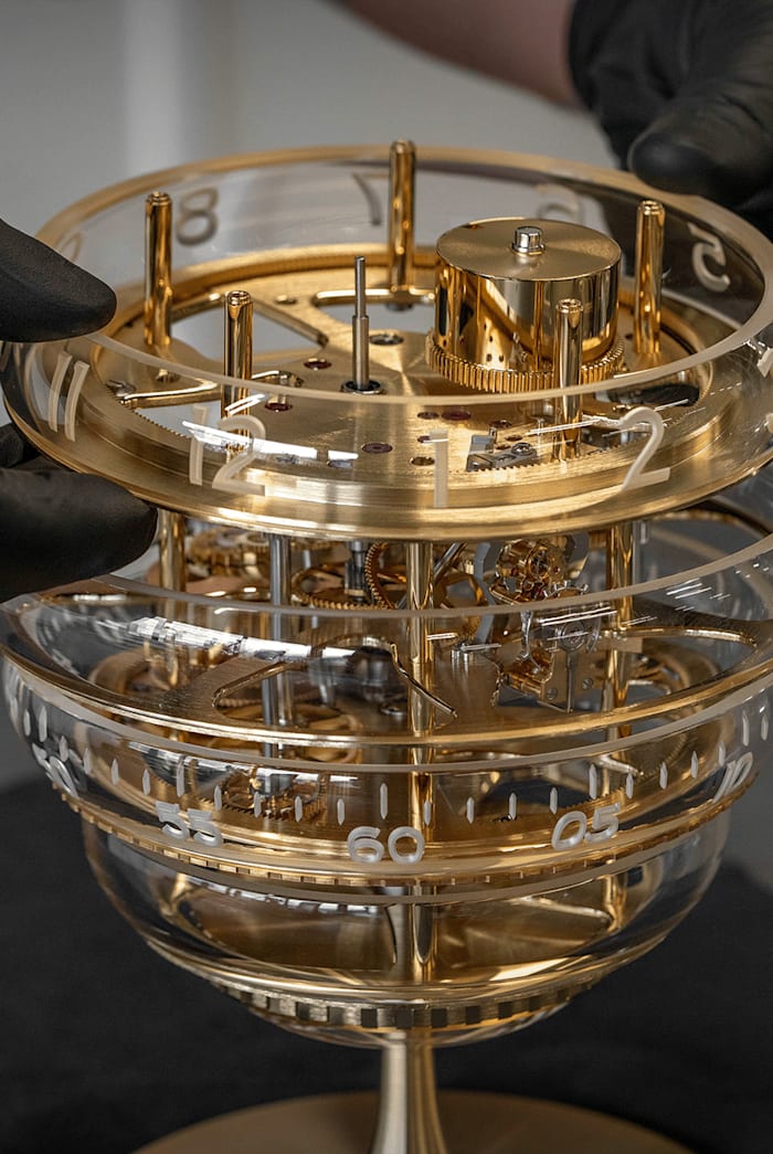 ساعات فاخرة: ساعة ميكانيكية مزوّدة بوظيفة الرنين على صنج من الزجاج