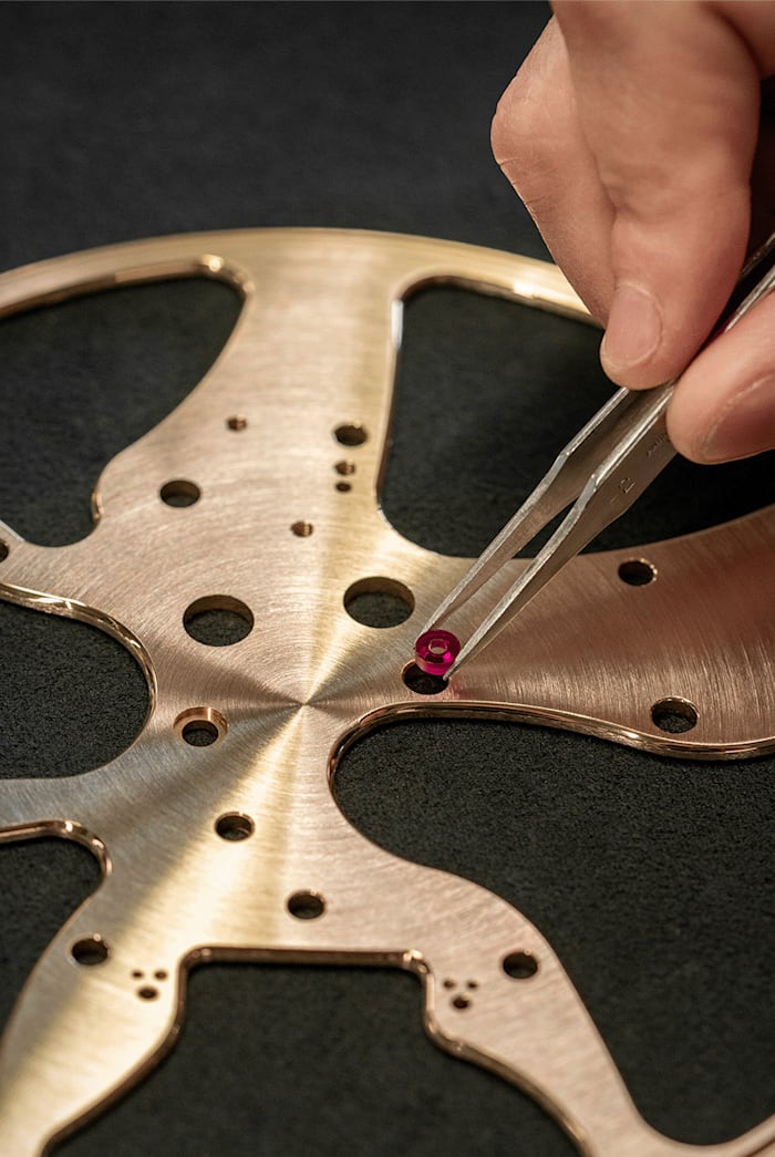 آلية ساعة روش: وضع حجر ياقوت أحمر