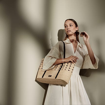 Model trägt die Happy Hearts Raffia Luxushandtasche