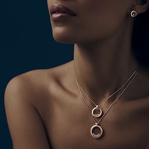 放大 {0}Chopard - 吊坠 Happy Diamonds Icons 799434-5001     佩戴视图