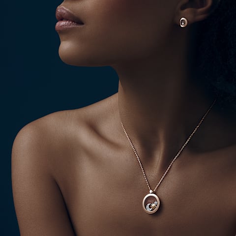 Ingrandisci {0}Chopard - Ciondolo Happy Sun, Moon and Stars 799434-5201     Vista indossata