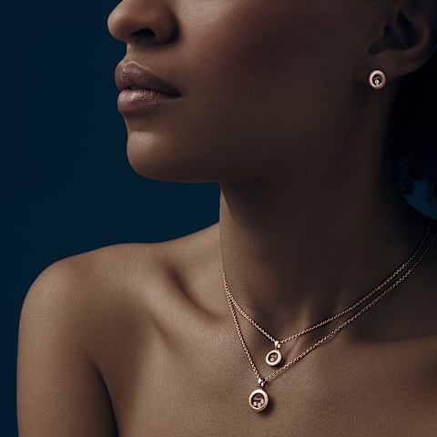 УвеличитьChopard - Подвеска с бриллиантами Happy Diamonds Icons 79A017-5001     Вид на руке