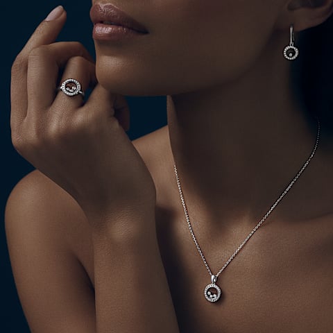 Vergr&ouml;&szlig;ern {0}Chopard - Diamant Anh&auml;nger Happy Diamonds Icons 79A018-1201     Getragene Ansicht