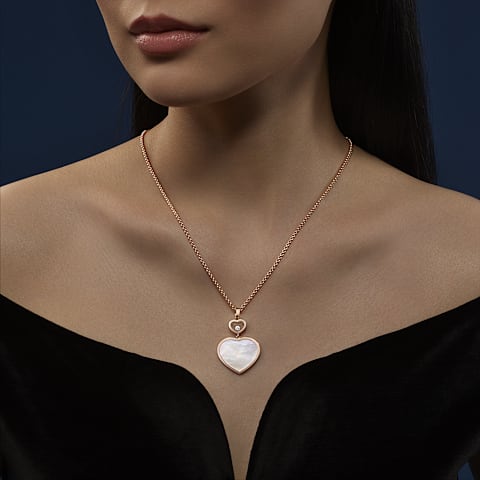 放大 {0}Chopard - 钻石 吊坠 Happy Hearts 79A075-5301     佩戴视图
