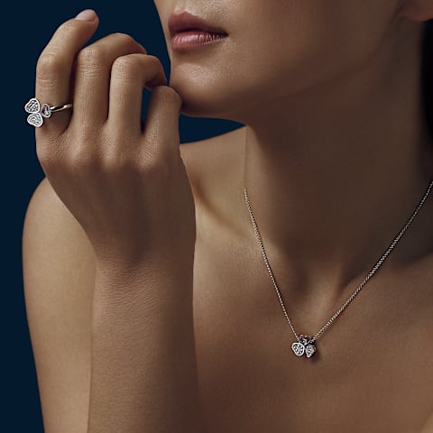 放大 {0}Chopard - 项链 Happy Hearts Wings 81A083-1911     佩戴视图