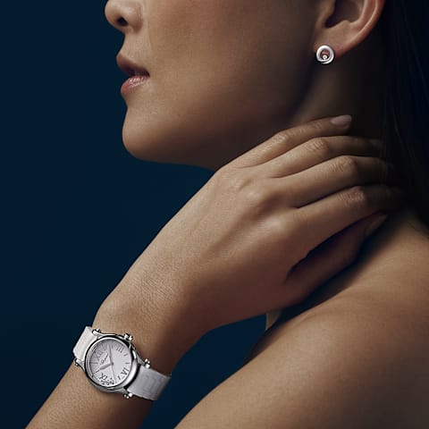 Ingrandisci {0}Chopard - Orecchini Diamanti Happy Diamonds Icons 83A017-1001     Vista indossata
