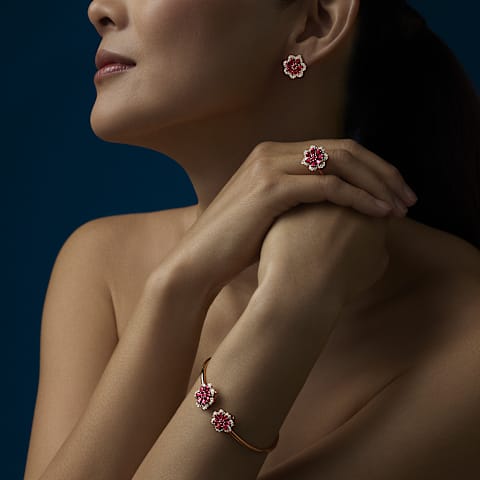 Увеличить {0}Chopard - Серьги-клипсы с бриллиантами Precious Lace Mini-Frou-Frou 848347-5002     Вид на руке