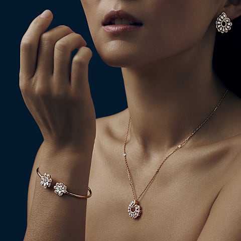 放大 {0}Chopard - 钻石 夹式耳环 Precious Lace Vague 848349-5001     佩戴视图