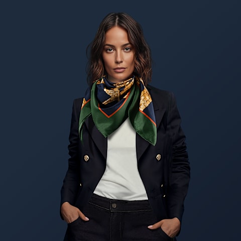 Agrandir {0}Bleu marine - 90&nbsp;x 90&nbsp;cm Foulard   vue port&eacute;