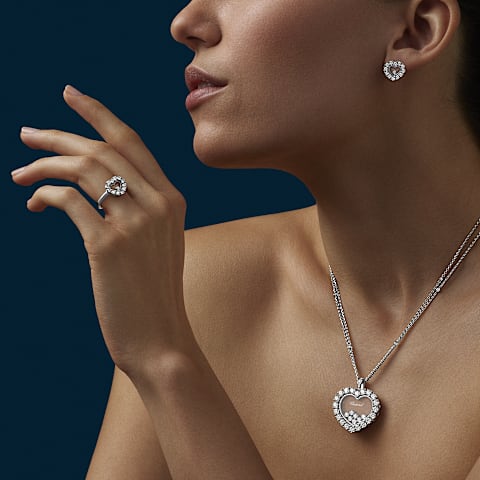 Ingrandisci {0}Chopard - Anello Diamanti Happy Diamonds Icons Joaillerie @82A616-1000    Vista indossata