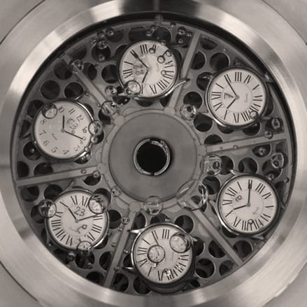 방수 기능을 테스트하기 위해 물에 담긴 스위스 럭셔리 시계