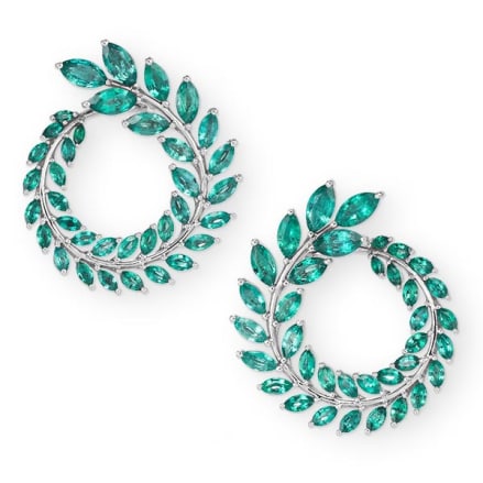Un paio di orecchini a cerchio di smeraldi della collezione Green Carpet 