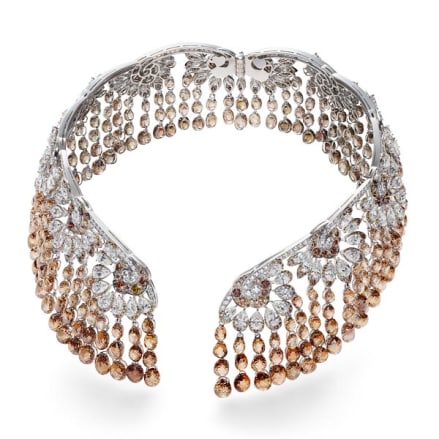 Foto di un affascinante collier colorato con frange e diamanti taglio briolette.