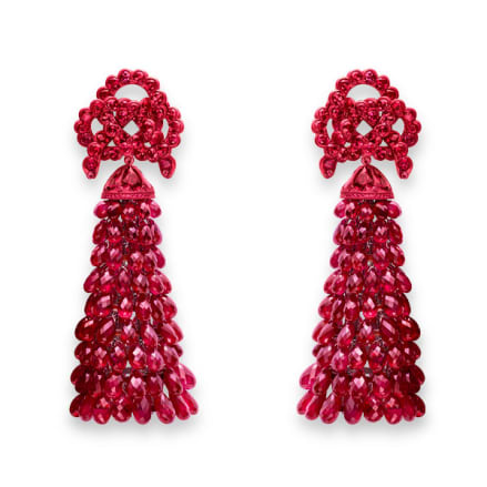 Foto di un paio di orecchini a nodo cinese con perle di rubino.