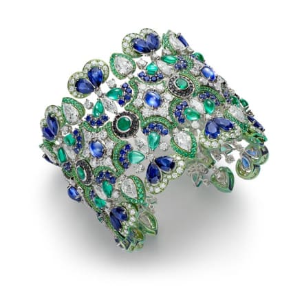 Bracelet serti d'émeraudes, de saphirs et de diamants.