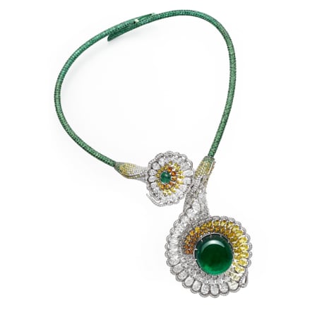 Primo piano di un collier con smeraldi, tsavoriti, zaffiri colorati, diamanti gialli e diamanti