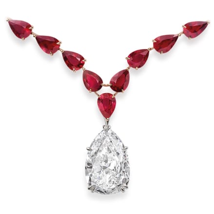 这款璀璨夺目的项链镶嵌一颗梨形钻石，在红宝石的衬托下更显精美。