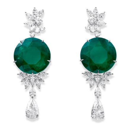 Ein Paar strahlender Ohrringe mit Smaragden und Diamanten