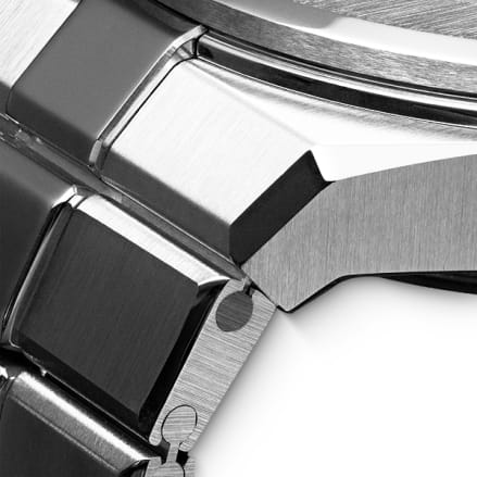 Alpine Eagle雪山傲翼奢华腕表Lucent Steel A223精钢表链的特写。