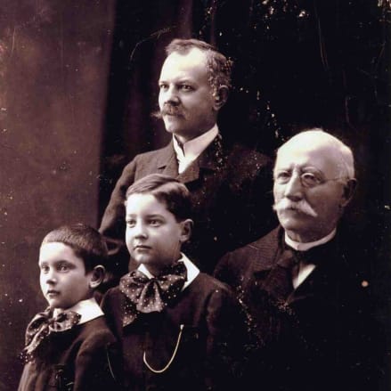 Семья Шопар. Справа налево: Луи-Улисс Шопар, его сын Поль-Луи и внуки, Луи-Жан и Поль-Андре.