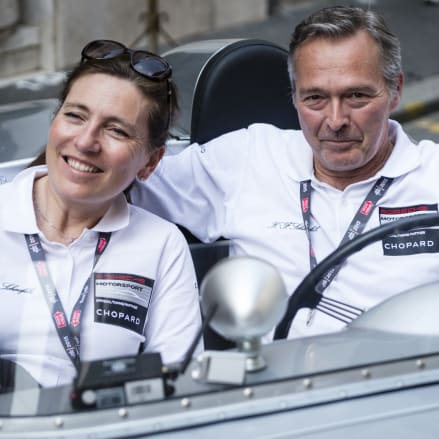 克莉丝汀·舍费尔（Christine Scheufele）和卡尔-弗雷德理克·舍费尔（Karl-Friedrich Scheufele）乘坐保时捷博物馆出借的保时捷550 Spyder RS座驾在2015年Mille Miglia大赛起跑线前