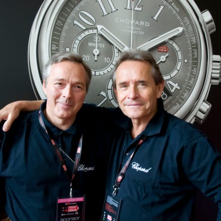 Karl-Friedrich Scheufele y Jacky Ickx delante de un cartel de Chopard en la 1000 Miglia 2009