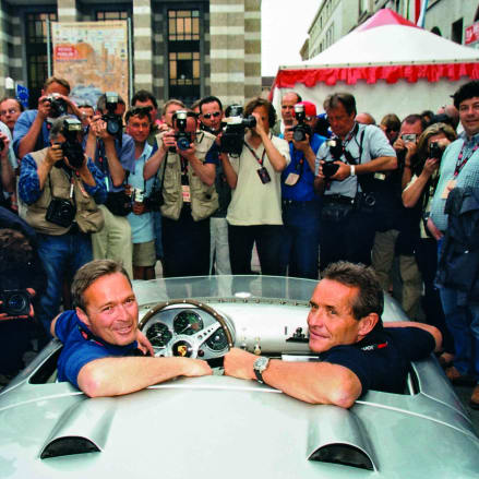 卡尔-弗雷德理克·舍费尔（Karl-Friedrich Scheufele）和杰克·埃克斯（Jacky Ickx）正在为2001年Mille Miglia大赛做准备