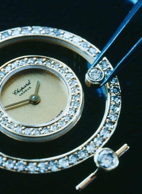 Assemblaggio di un orologio con diamanti fluttuanti
